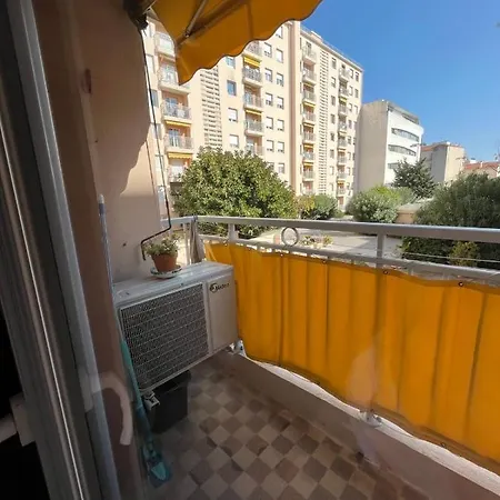 Spacious & Bright 2 Bedroom In Center Apartman