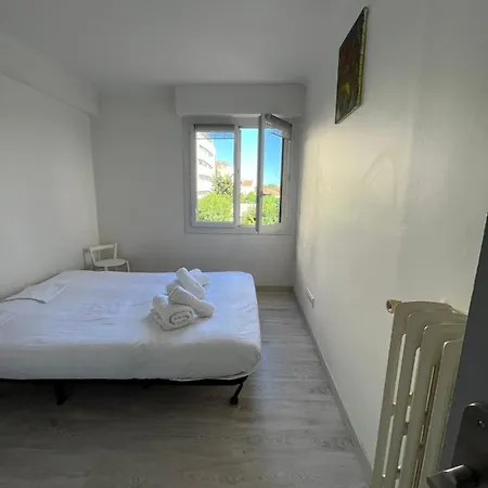 Spacious & Bright 2 Bedroom In Center Antibes