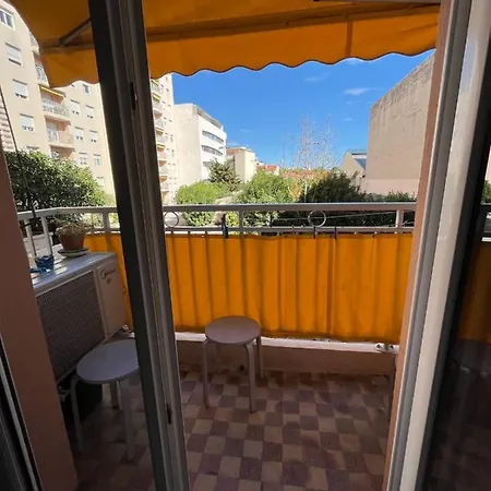 Spacious & Bright 2 Bedroom In Center *
