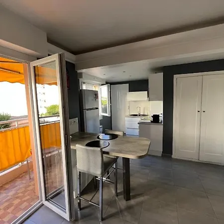 Apartman Spacious & Bright 2 Bedroom In Center Antibes